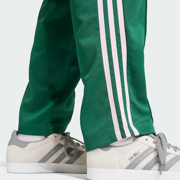 ADIDAS ORIGINALS Voľný strih Nohavice - Zelená