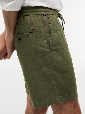 Loosefit Pantalon chino TOMMY HILFIGER en vert
