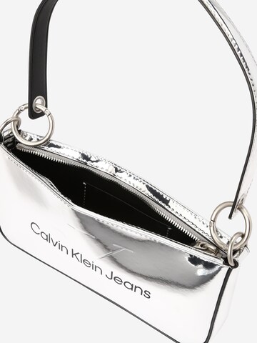 Calvin Klein Jeans Taška přes rameno – stříbrná