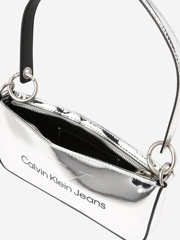 Calvin Klein Jeans Schultertasche in Silber