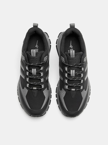 Pull&Bear Trampki niskie w kolorze czarny