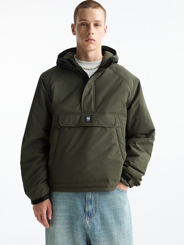 Geacă de primăvară-toamnă de la Pull&Bear pe verde: față