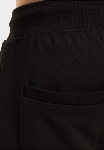 DEF Tapered Hose 'BEK x DEF Cherry' in Schwarz