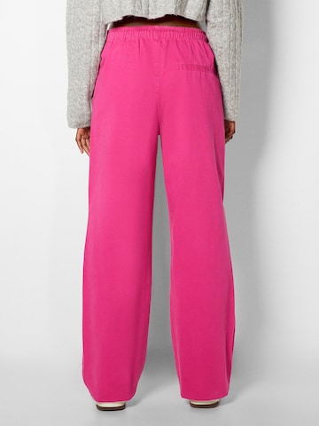 Wide leg Pantaloni con pieghe di Bershka in rosa