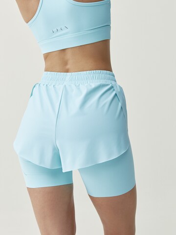 Born Living Yoga Skinny Sportshorts 'Bikila' in Blau