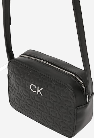 Calvin Klein Taška přes rameno – černá