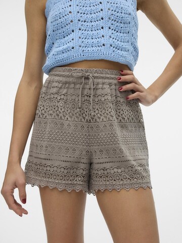 VERO MODA Regular Shorts 'Honey' in Grau