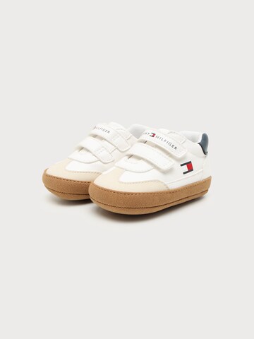 Botoșei bebeluși 'KIKI' de la TOMMY HILFIGER pe bej