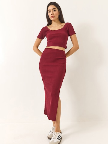 Bianco Lucci Костюм в Красный: спереди