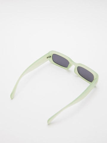 Pull&Bear Слънчеви очила в зелено