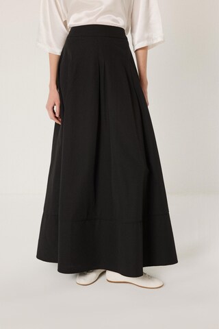 Touché Privé Rock 'A Line Skirt With Pocket Detail' in Schwarz: Vorderseite