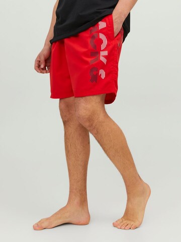 Shorts de bain Jack & Jones Plus en rouge : devant