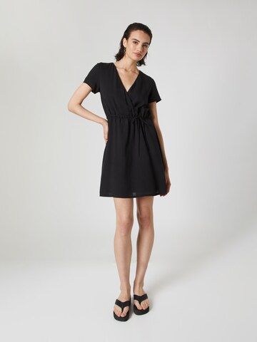 Robe 'Marou' A LOT LESS en noir : devant