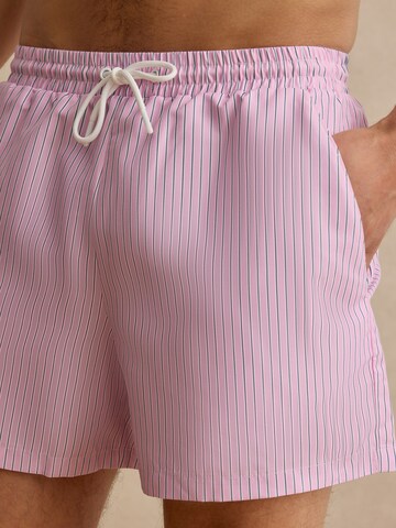 DAN FOX APPAREL Kratke kopalne hlače 'Juri' | roza barva