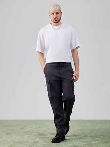 ABOUT YOU x Rewinside - Tapered Calças cargo 'Jakob' em cinzento