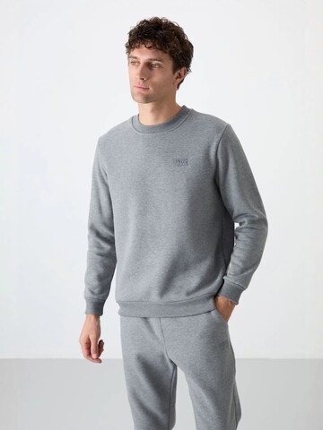 Completo per l'allenamento di Tommy Life in grigio