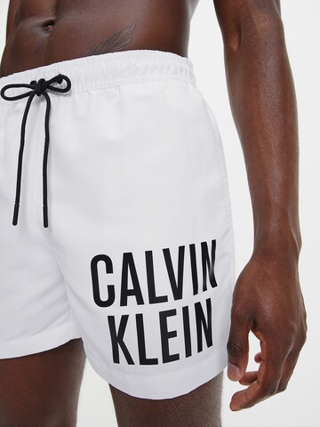 Calvin Klein Swimwear Badeshorts i hvit