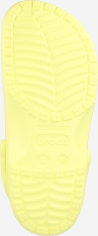 Clogs di Crocs in giallo