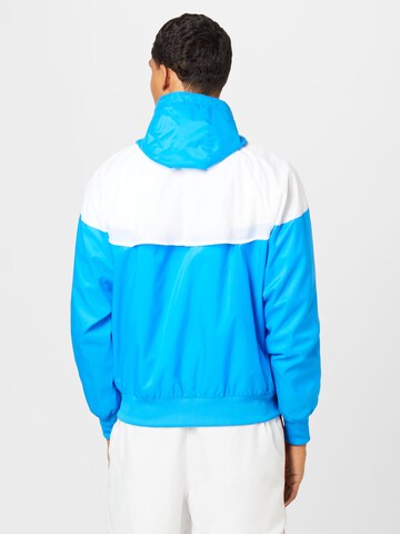 Nike SportswearPrijelazna jakna - plava boja