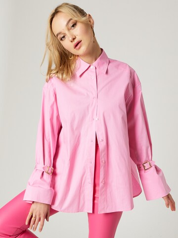 Hoermanseder x About You Blouse 'Cleo' in Roze: voorkant