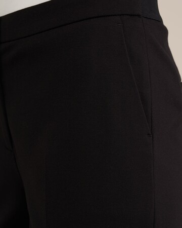 Slimfit Pantaloni con piega frontale di WE Fashion in nero