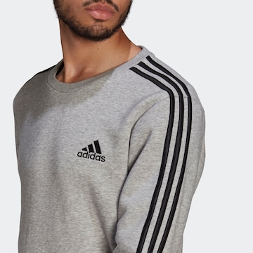 ADIDAS SPORTSWEAR Sportsweatshirt 'Essentials Fleece 3-Stripes' in Grijs