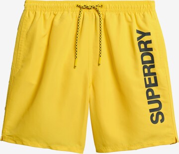 Shorts de bain Superdry en jaune : devant