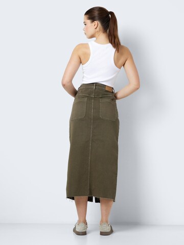 Noisy may Skirt 'SIRA' in Green