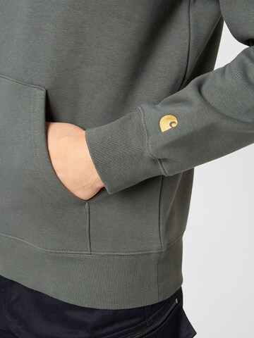 Carhartt WIP Regular Fit Sweatshirt 'Chase' i grå