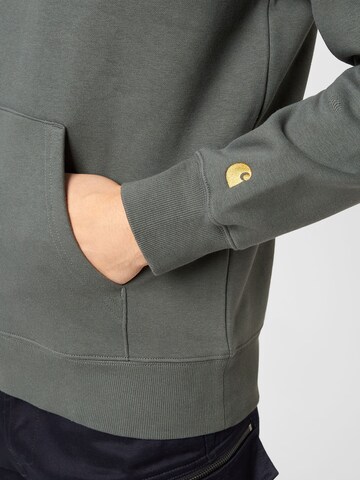 Carhartt WIP Regular Fit Sweatshirt 'Chase' in Grau