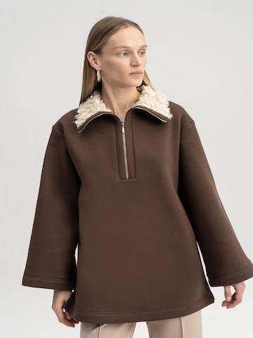 Touche Prive Sweatshirt in Bruin: voorkant