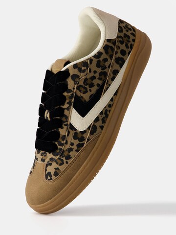 Sneaker low de la Bershka pe maro