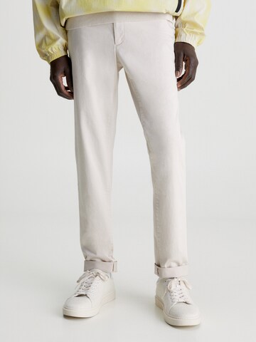 Calvin Klein Slim fit Chino Pants in White: front