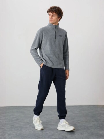 Tommy Life Sweater in Grey