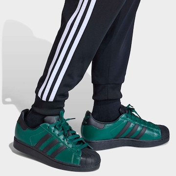 ADIDAS ORIGINALS Tapered Housut 'Sst' värissä musta