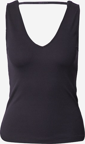 Top de la Calvin Klein pe negru: față