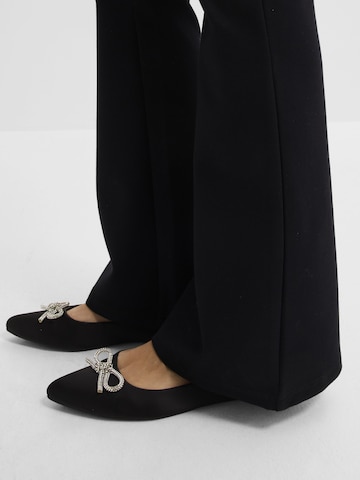 bonprix Levenevä Leggingsit värissä musta