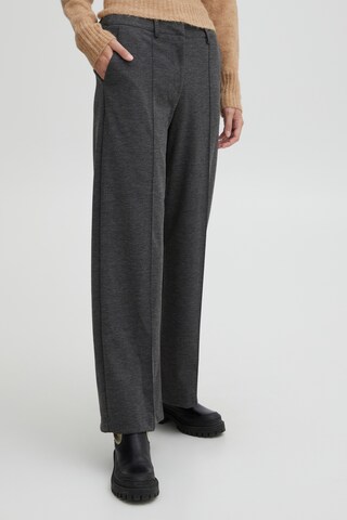 Wide leg Pantaloni con piega frontale 'KATE' di ICHI in grigio