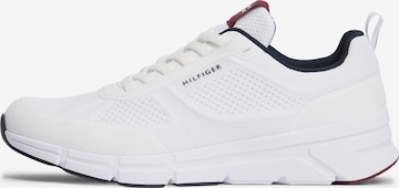 Baskets basses TOMMY HILFIGER en blanc : devant