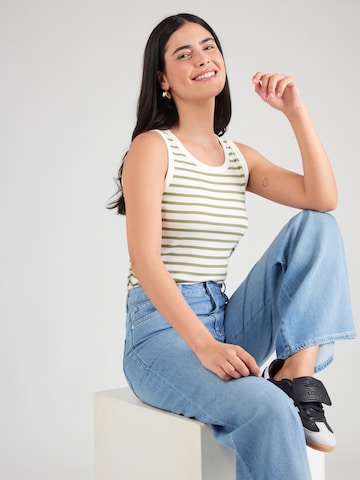 s.Oliver Topp, värv roheline