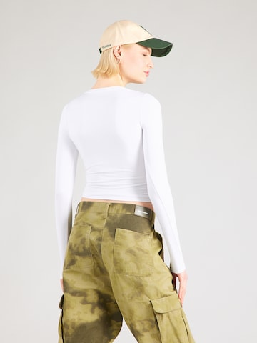 Tricou de la HOLLISTER pe alb