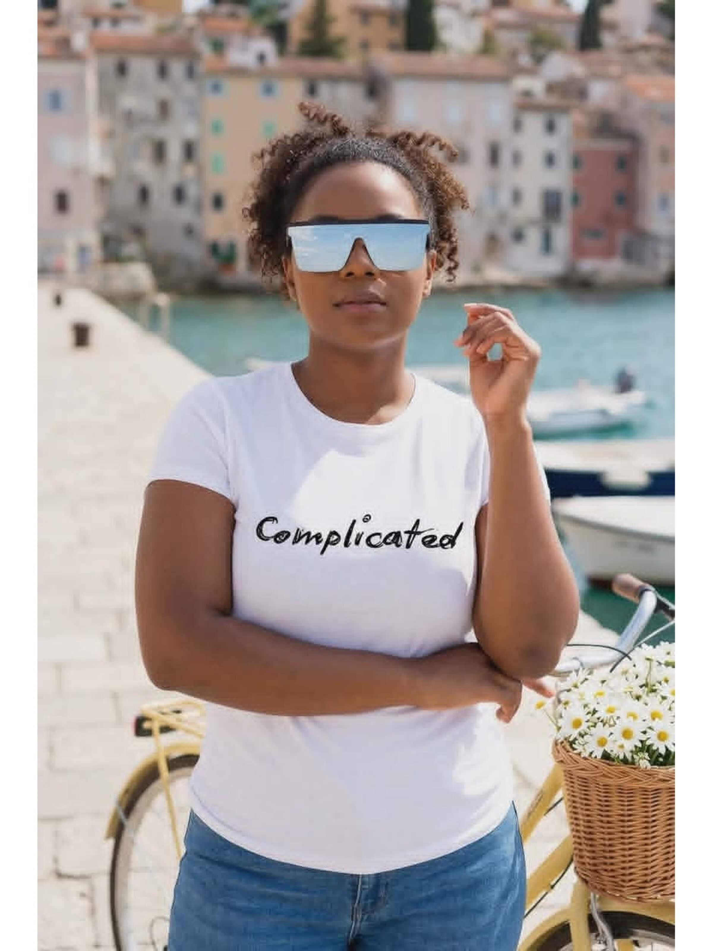 Printdistrict.dk Shirts 'Complicated' i hvid