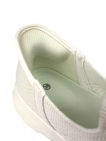 Chaussure basse 'Sneaker' Kumixi en blanc