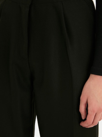 Trendyol Свободный крой Брюки со складками в Черный