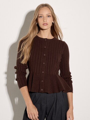 Apricot Ribbed Knit Peplum Hem Cardigan ' Strickjacke mit geripptem Saum ' in Braun: Vorderseite