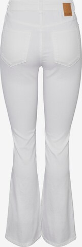 Flared Jeans 'Peggy' di PIECES in bianco