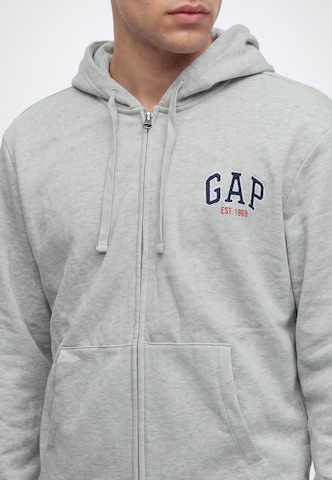 GAP Tepláková bunda 'EST 1969' - Sivá