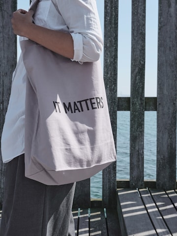 The Organic Company Garment Bag 'It Matters Bag' in Purple: front