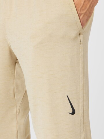 NIKE Tapered Sportbroek in Beige