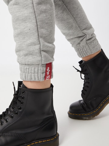 ALPHA INDUSTRIES Tapered Broek in Grijs